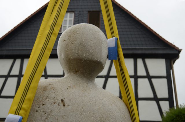 Der Stein der neuen Figur ist wie alle anderen auch impregniert, so dass der Regen abperlt. (Foto: Uwe Seemann) _DSC2978